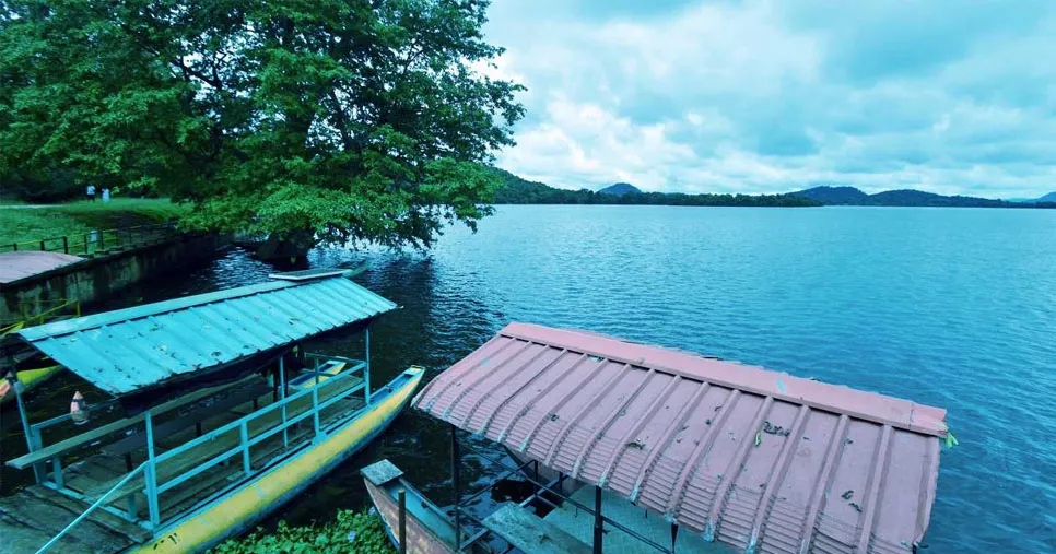 Mahiyanganaya Sorabora Lake
